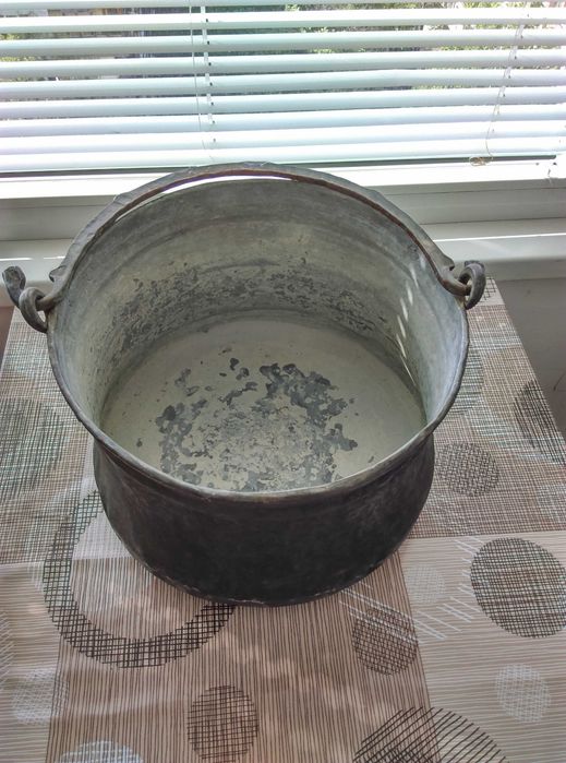 2 бр Стари медни(бакърени) котли голям 20 л и по малък 12 литра.