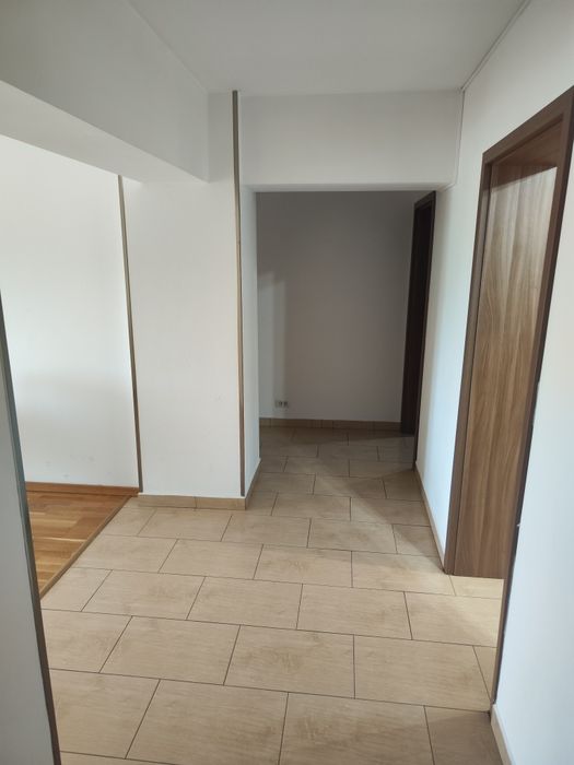 Închiriez apartament cu 3 camere Reșița centru