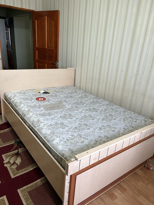 Продам кровать с матрасом