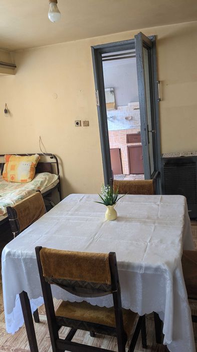 Етаж от къща продавам.