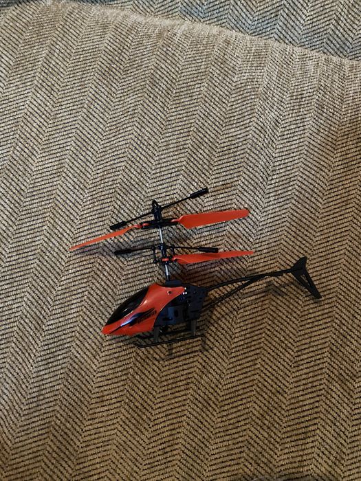 лоетающая игрушка  самолет