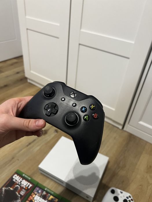 Xbox one S  cu 2 controllere si cateva jocuri