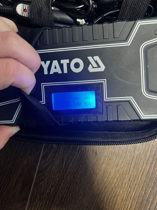 Robot de pornire/Power bank 12000 mAh cu lanterna si LCD, Yato YT 8302