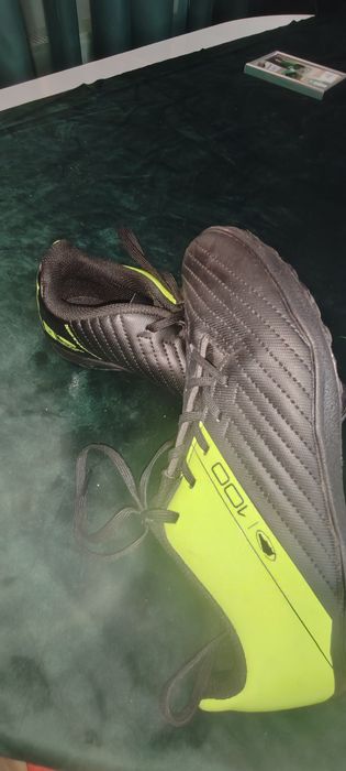 Adidași cu crampoane mici