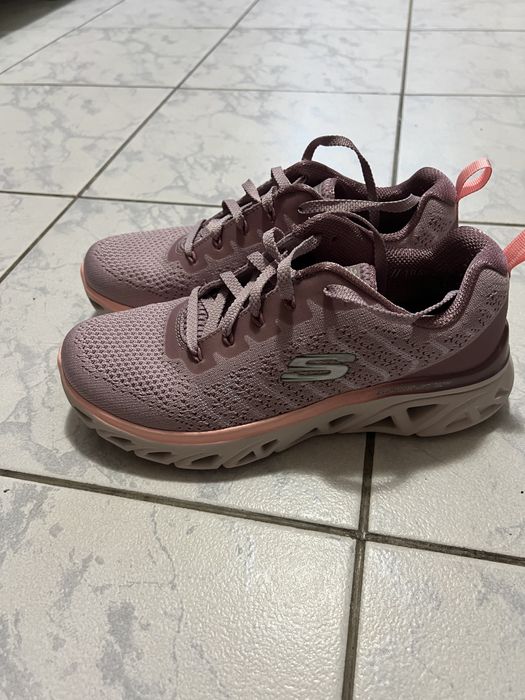 Vand adidasi Skechers