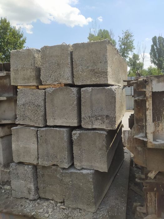 Фундаменты бетонные блоки срочно продам