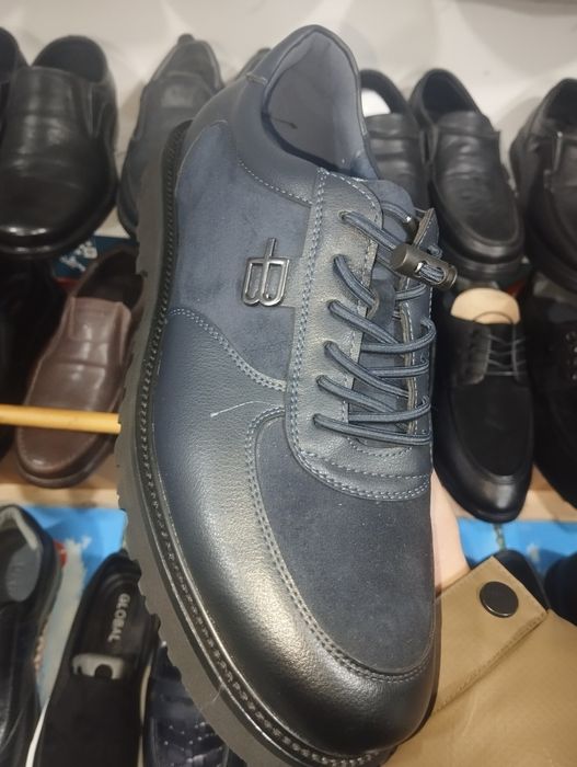 Moviy DOS uslubidagi poyabzallar.