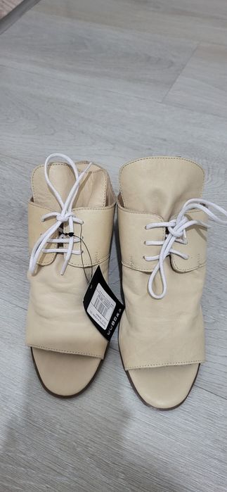 Пролается женская обувь