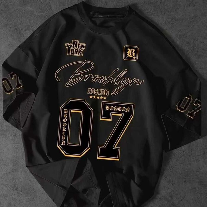 модная футболка.