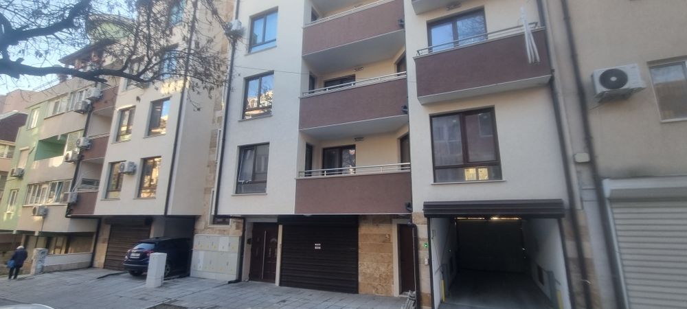 Давам под наем подземно парко място