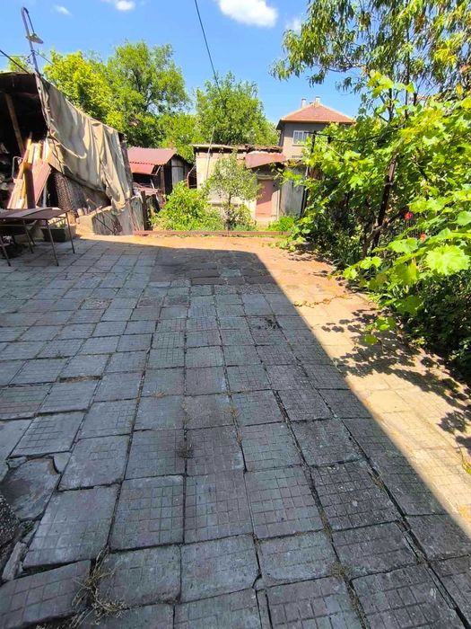 Продавам етаж от къща в гр. Перник кв. Ралица