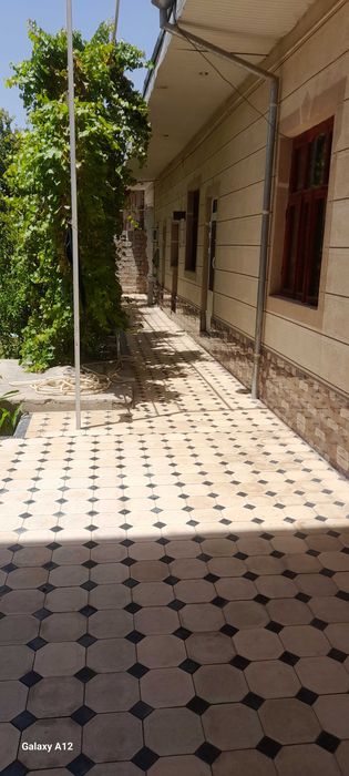 2 Etajli xamma sharoiti ideal bolgan shaxar markazidan hovli sotiladi