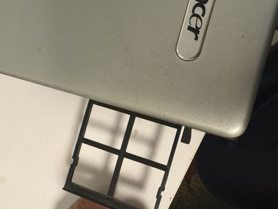 Acer kompyuter DVD ichida qotmasdan ishkaydi