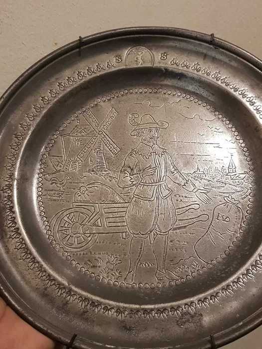 Lot vintage de 8 farfurii diferite