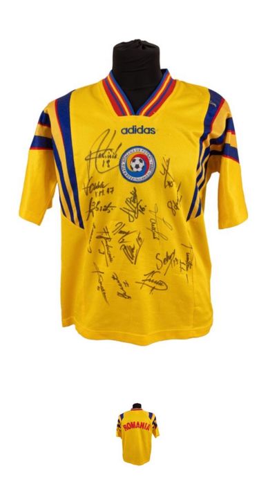 Tricou nationala cu autografe ale Generatiei de Aur