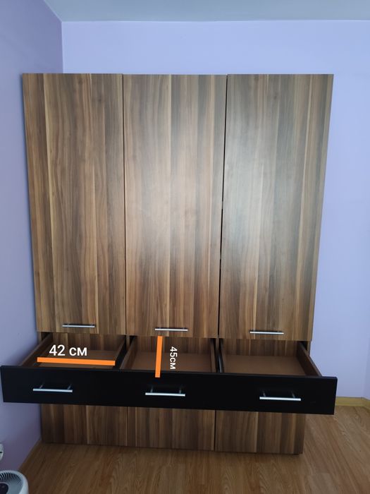 Спално обзавеждане - гардероб, тоалетка с огледало и нощни шкафчета