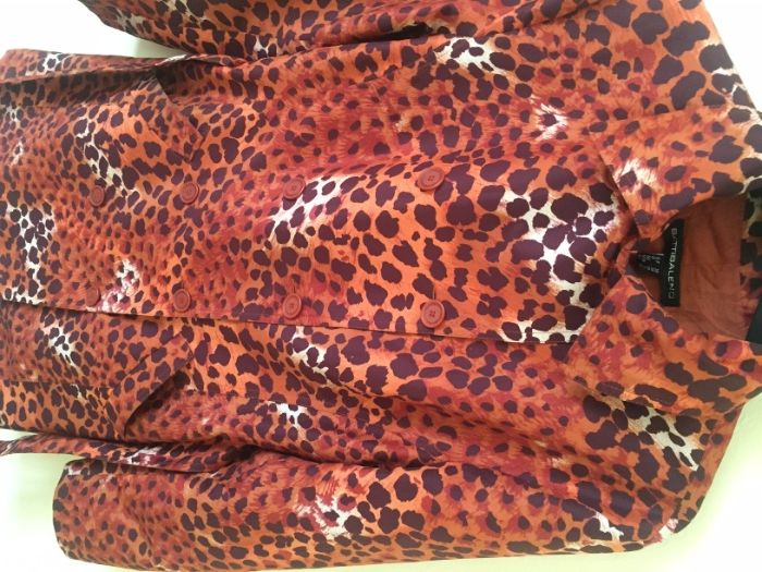 Продавам чисто нов шлифер марка BATTIBALENO