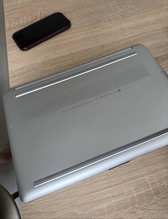 Laptop Hp, 475 GB liberi  windows 11 baterie buna, are mici zgarieturi, in rest laptopul merge foarte bine.
