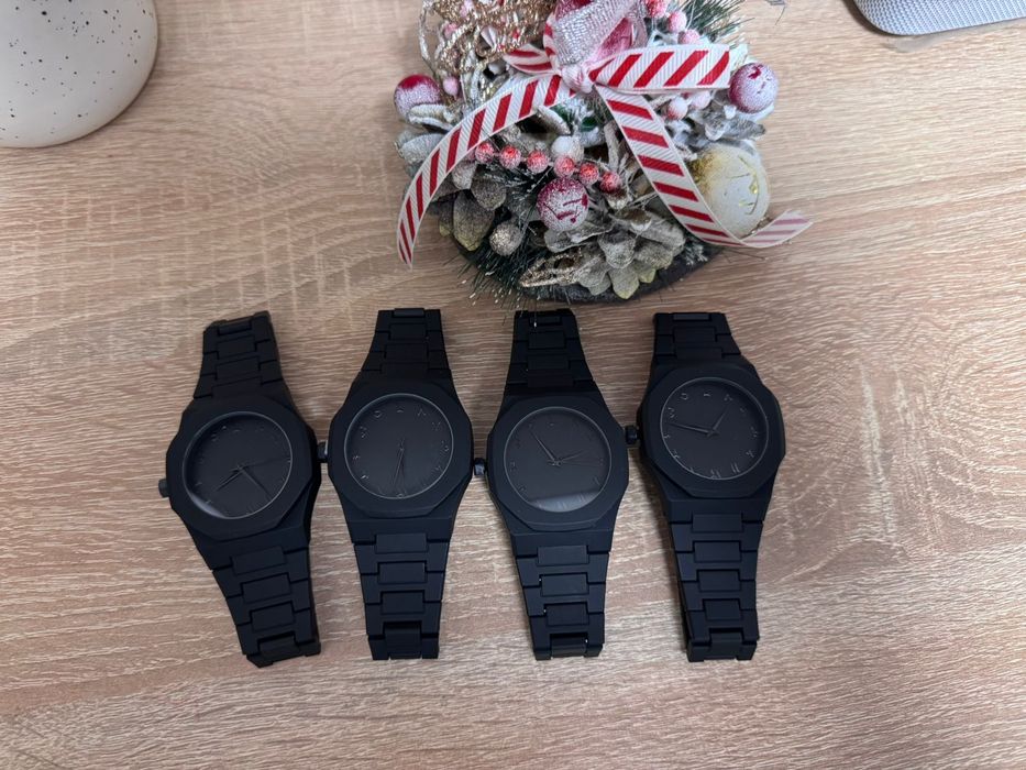 Черные часы с арабскими цифрами