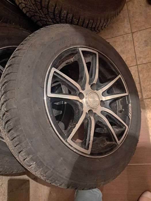 Гуми с  лети джанти, 15 "