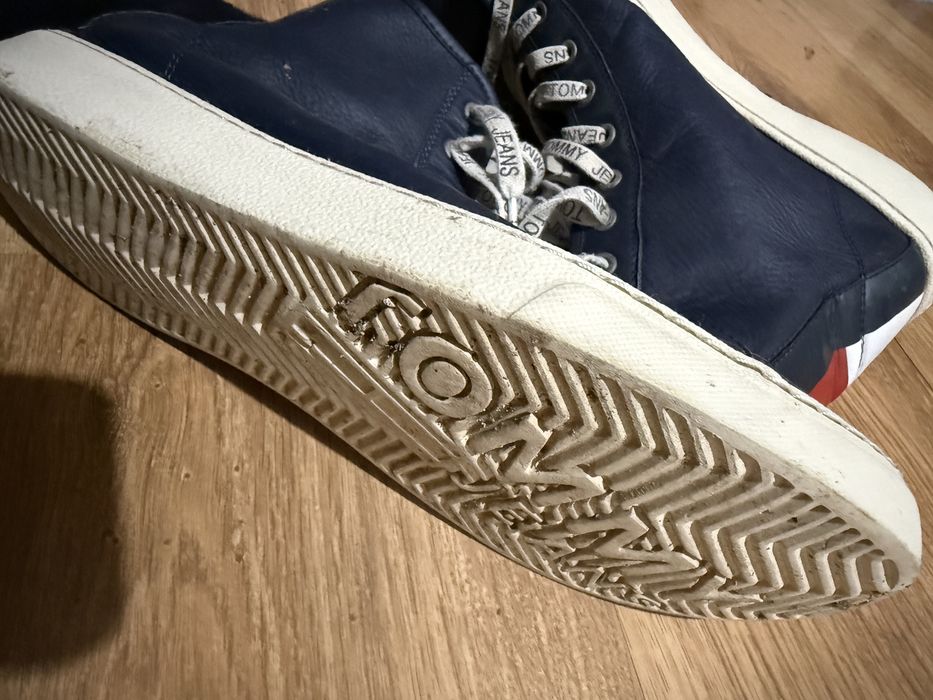 se vinde TOMMY JEANS