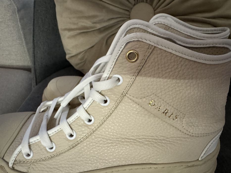 Бежови Боти DARIS