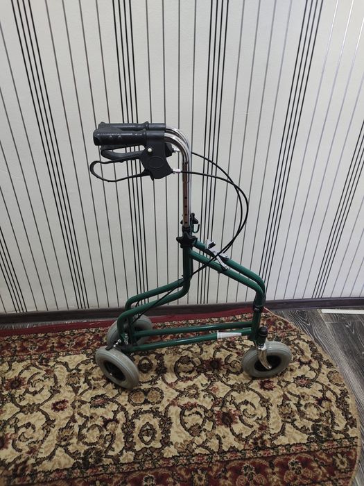 Продам ходунки на колесах