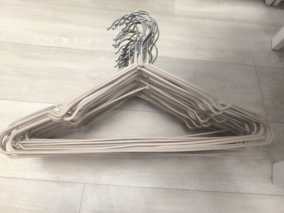 Продаются вешалки в по 100т.