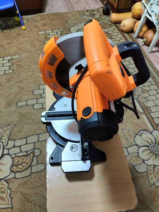 Продам торцовочную пилу
