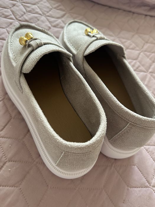 Обувки чисто нови