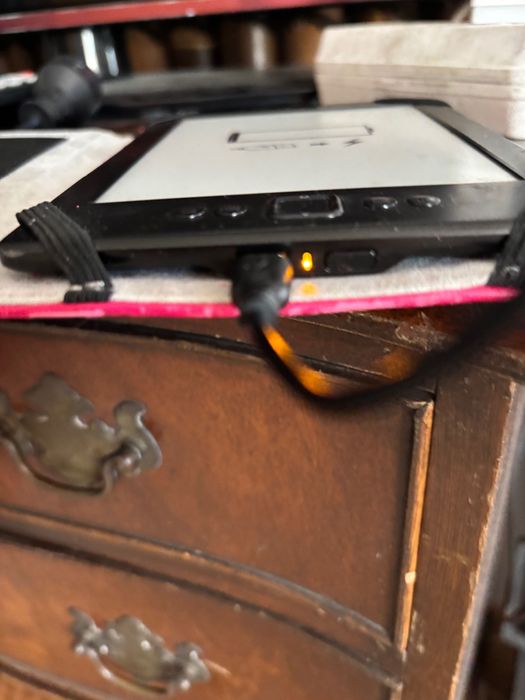 Vand model Kindle 4, 2011, functional, are in memorie 277 carti