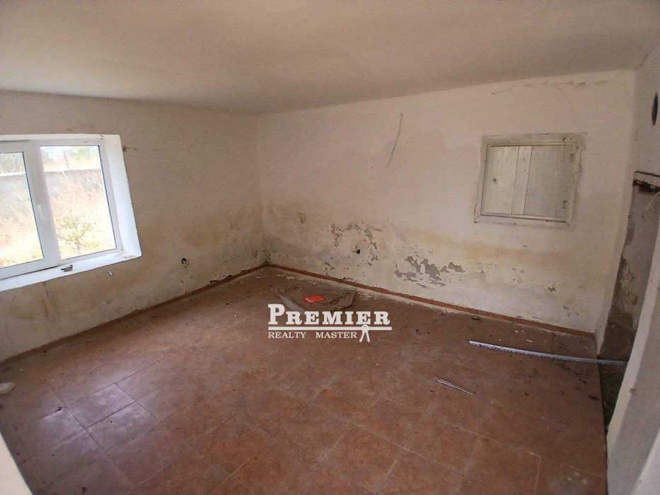 Къща с голям потенциал в село Загорци,