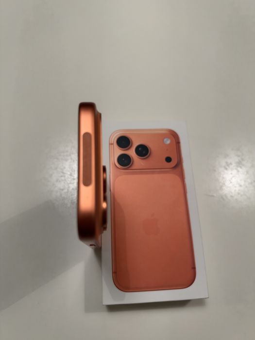 iPhone 17 Pro Cosmic Orange 256 GB Neverlocked