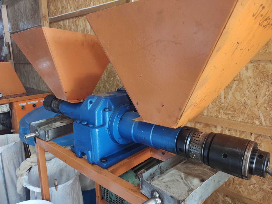 presa ulei floarea soarelui , rapita ,dovleac si alte seminte !