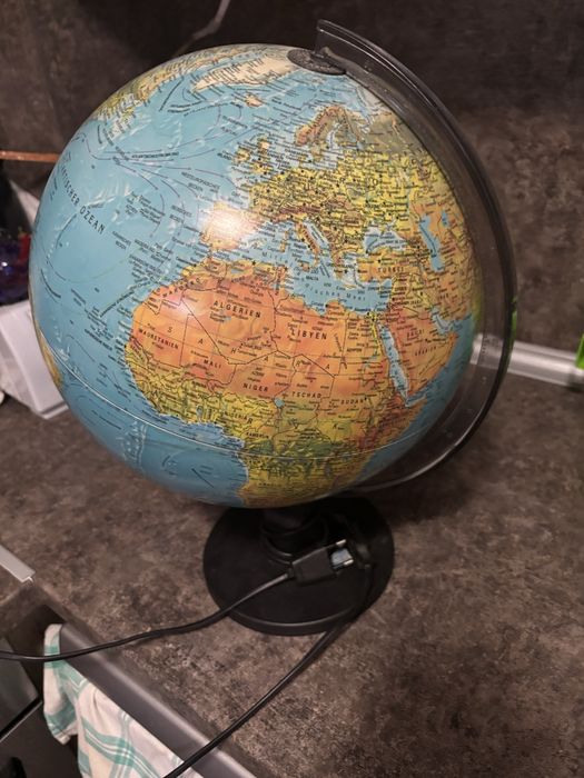 Осветен глобус с карта на света