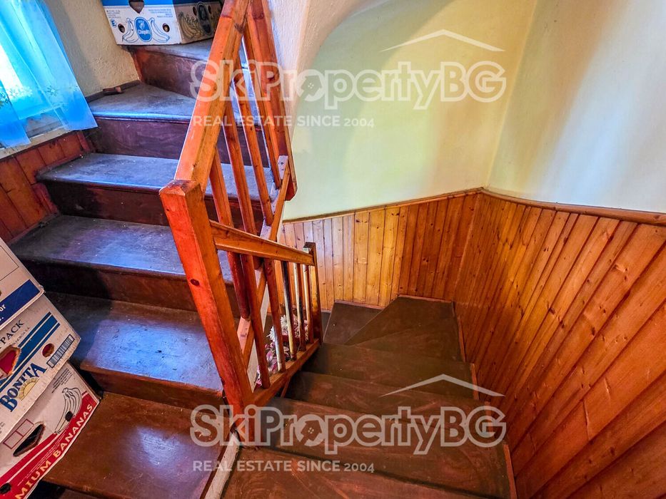 Стара къща с голям инвестиционен потенциал в село Говедарци, близо до Боровец!
