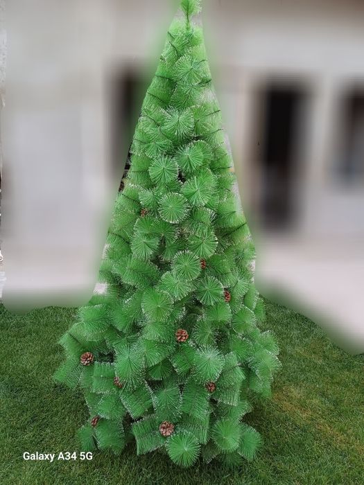 Yangi yil suniiy archa sotiladi oyinchoqlari bilan yonadigan yulduzcha