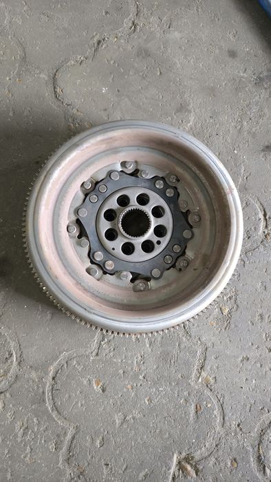 04L105266D  Демпферен маховик passat b8 DSG DQ250 2.0 tdi