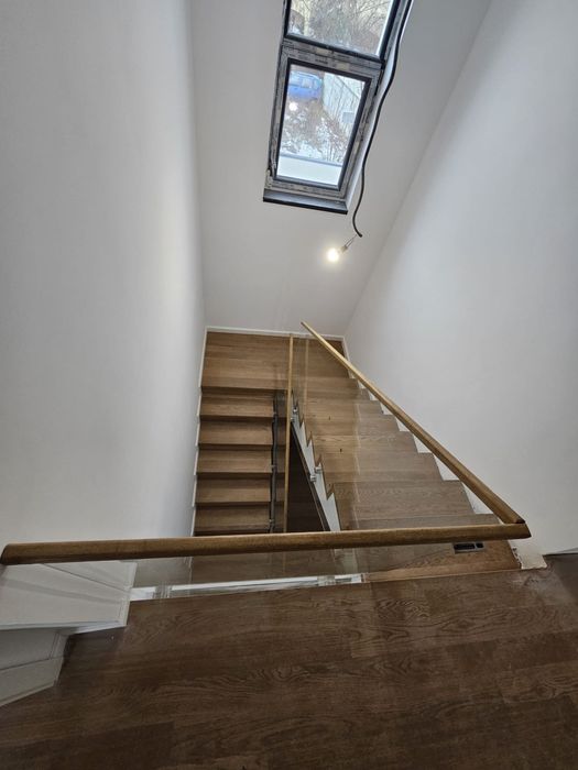 Trepte lemn masiv, riflaje, balustrada , mana curenta