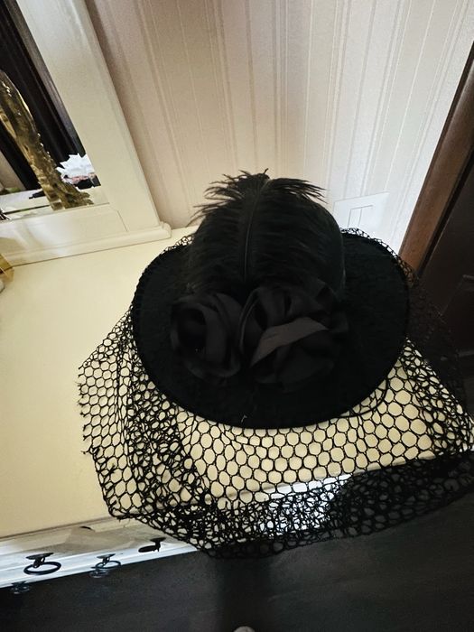 Palarie neagra , model gotic , pentru Halloween , cu pana naturala si trandafiri negri , eleganta si de efect , masura universala