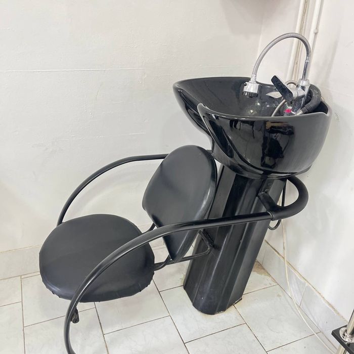 Гузалик салони учун мойка ва бошка нарсалар сотилади