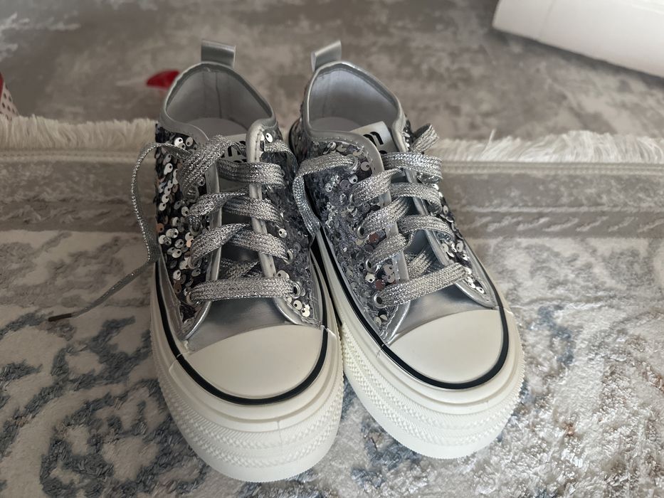 Женские кроссовки