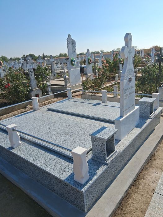 Monumente funerare...