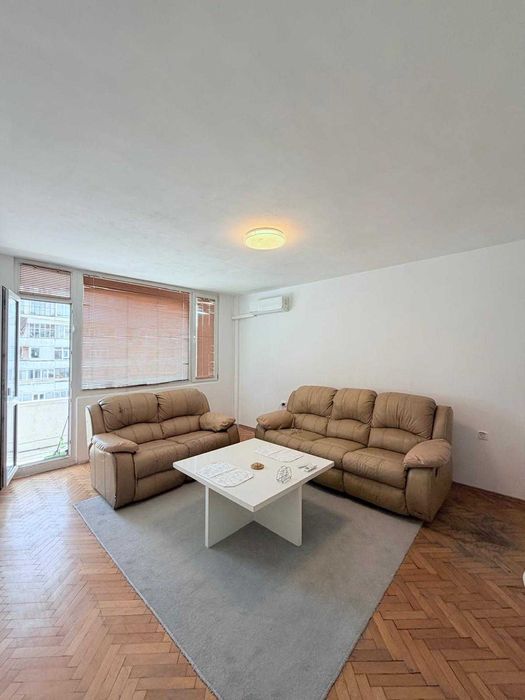 Тристаен тухлен до Гранд МОЛ