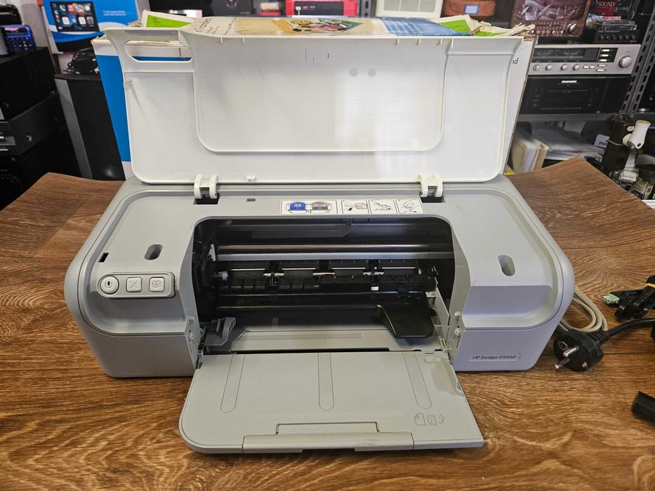 Цветен мастиленоструен принтер HP Deskjet D2360.