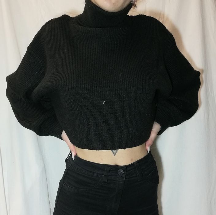 Pulover negru, la gat