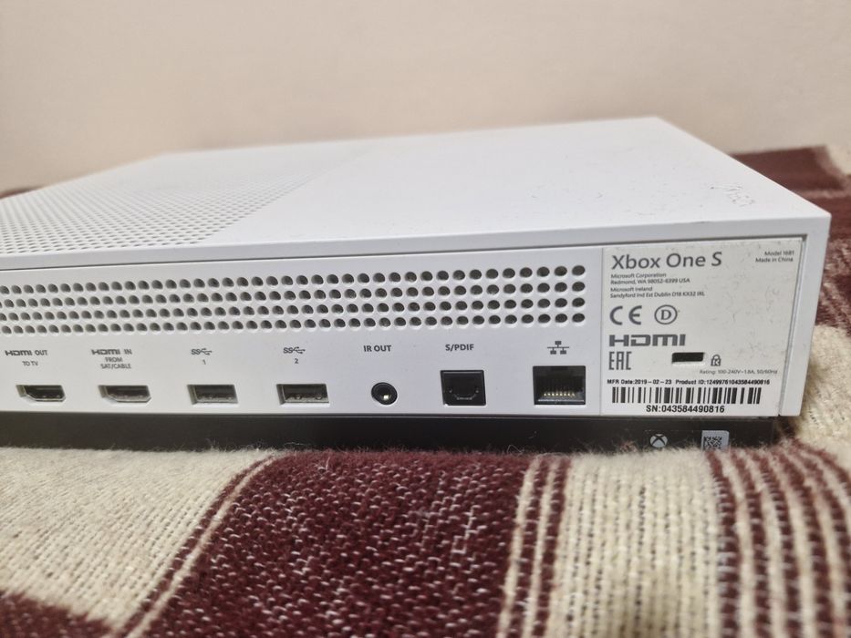 Xbox One S 1TB cu controller si cateva jocuri