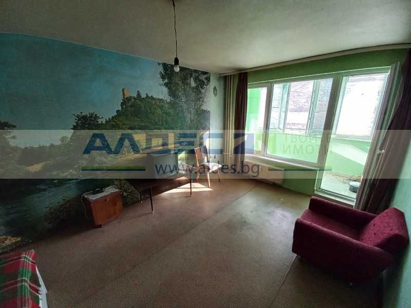 Просторен, непреходен двустаен ап. в Сухата Река!