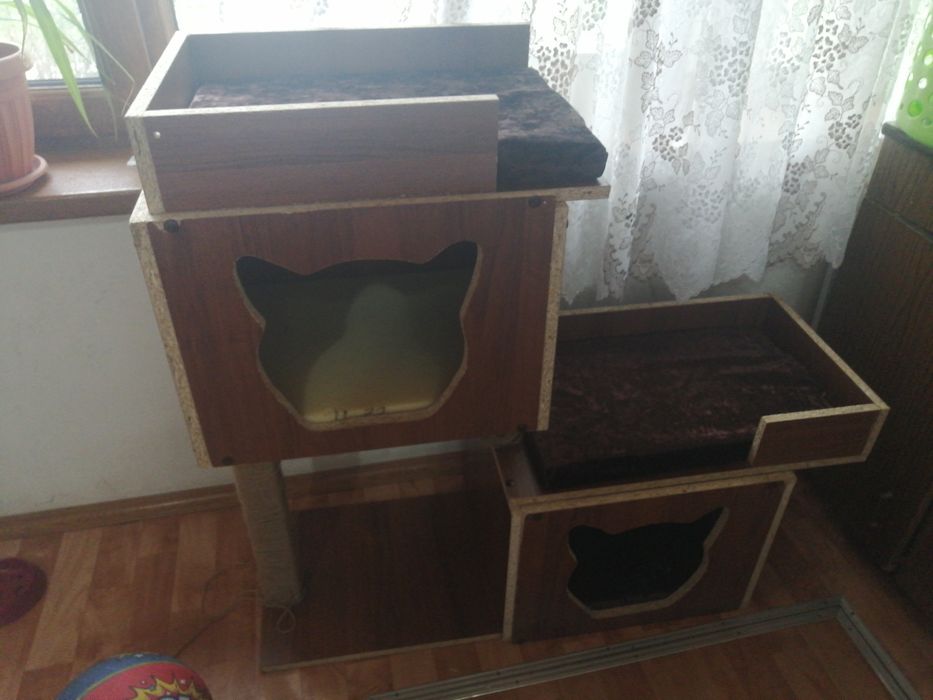 Домик для кошек с когтеточкой
