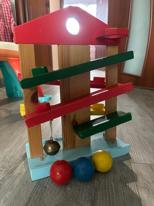Дървена активна играчка с топки